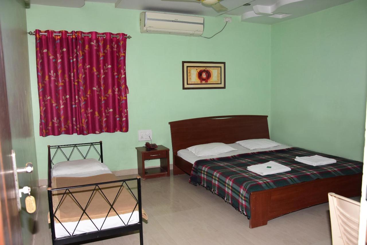 Hotel Delta Executive Shirdi Extérieur photo
