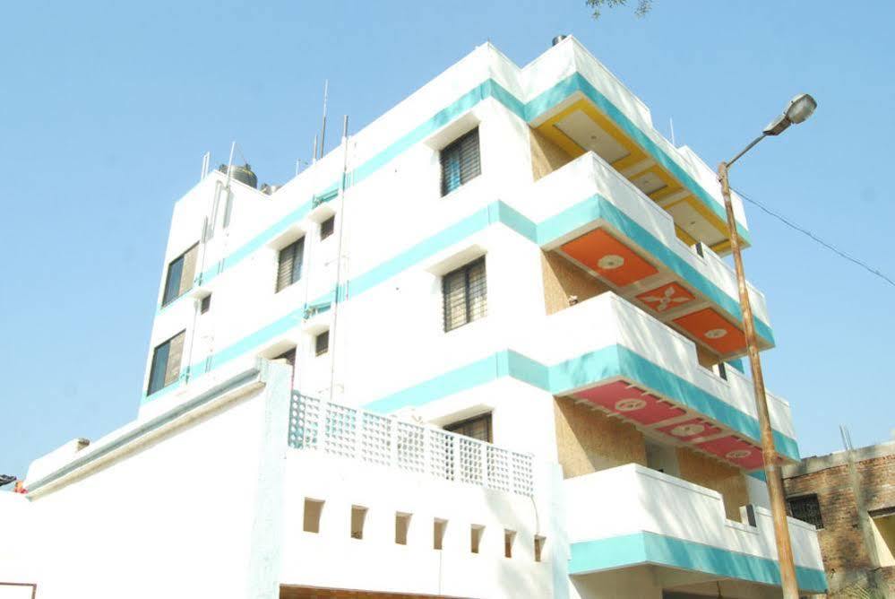 Hotel Delta Executive Shirdi Extérieur photo